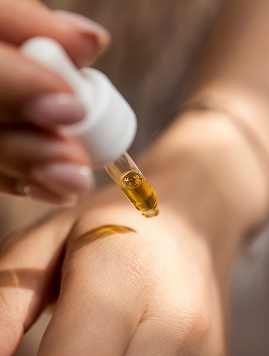Jojoba Oil: The Go-To Oil for Balanced, Nourished Skin and Hair